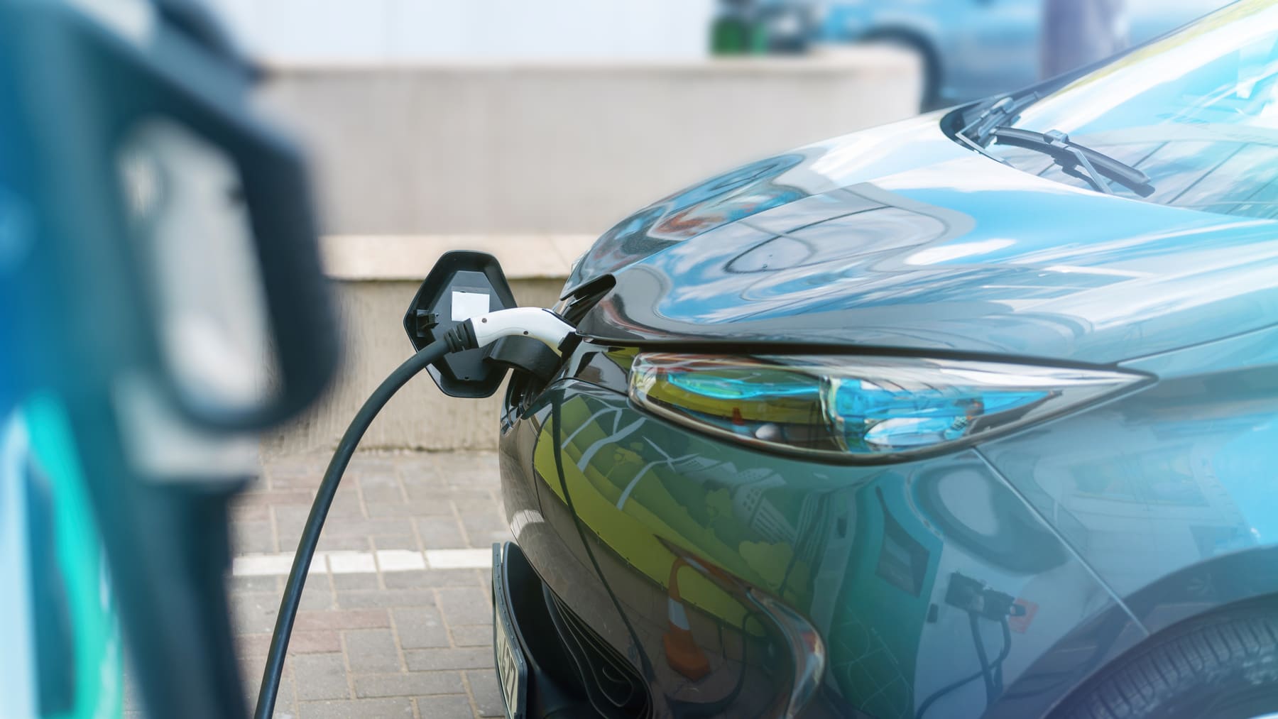 Coches eléctricos en Europa circulando en una ciudad moderna