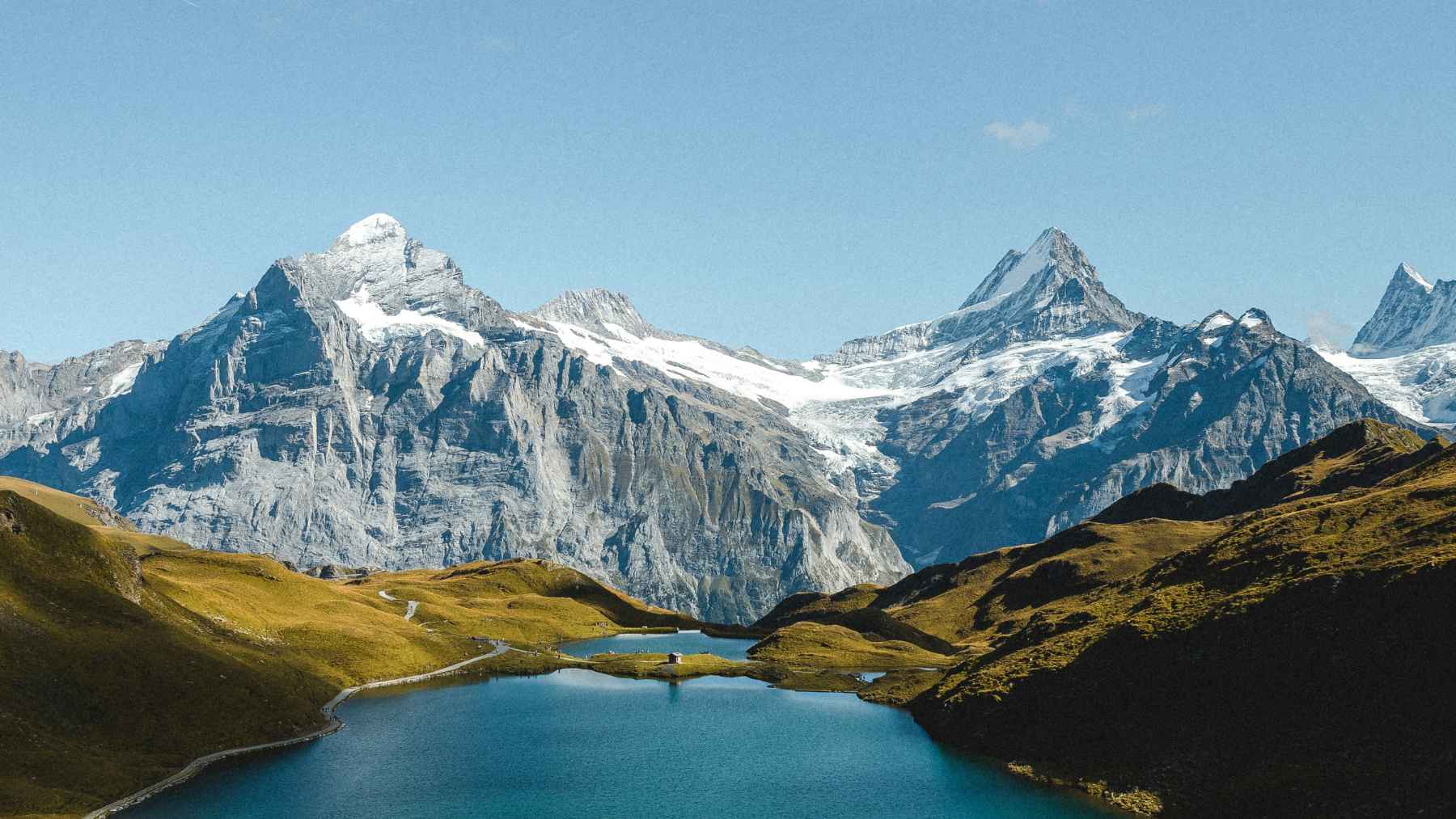 Lago alpino bajo glaciares de montaña, ligado al deshielo y al agua dulce que alimenta ríos y lagos.