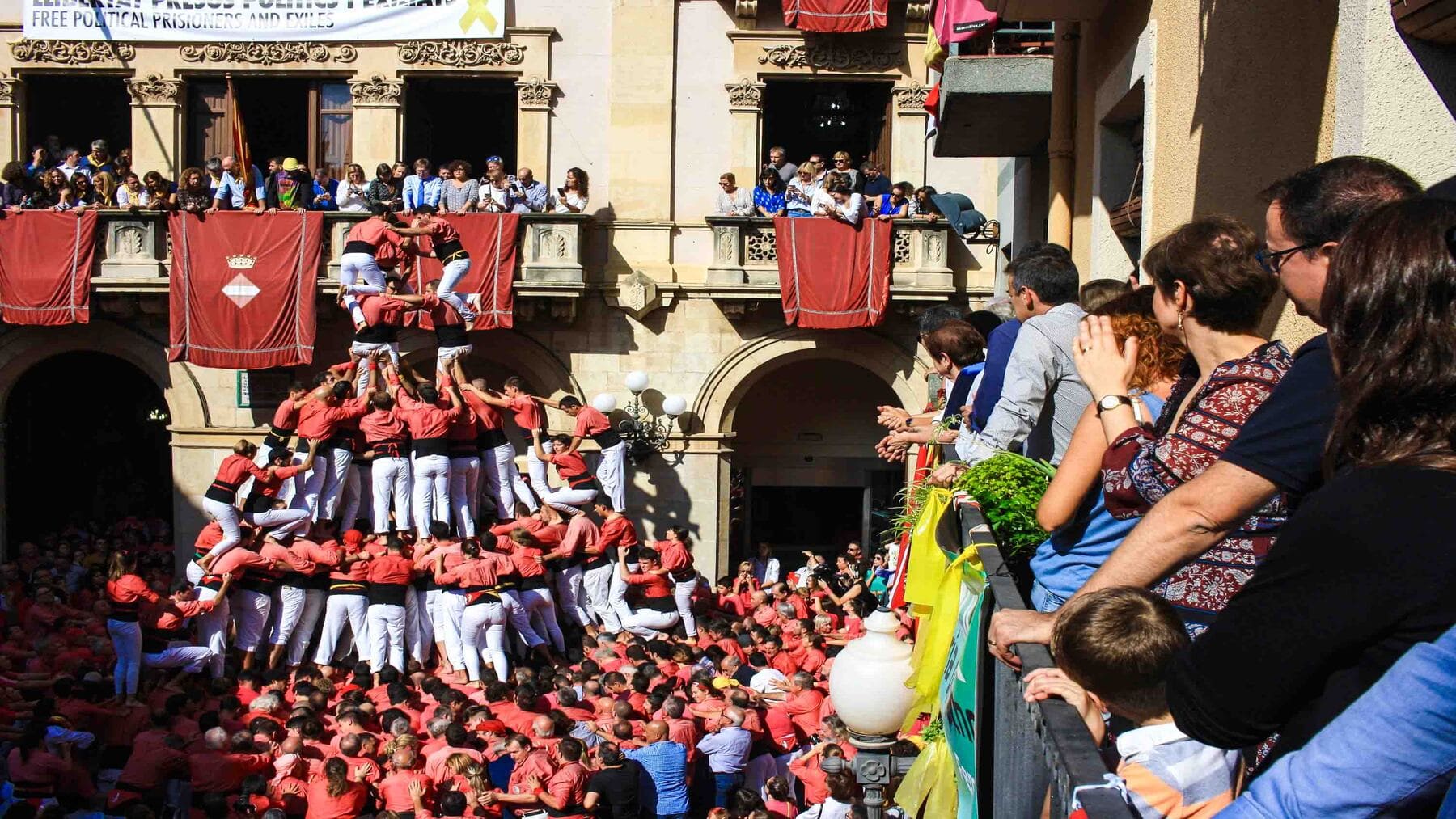 Castellers durante una diada afectada por el cambio climático y altas temperaturas