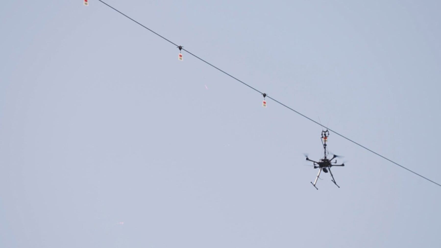Dispositivos salvapájaros en líneas eléctricas instalados con drones en Huesca
