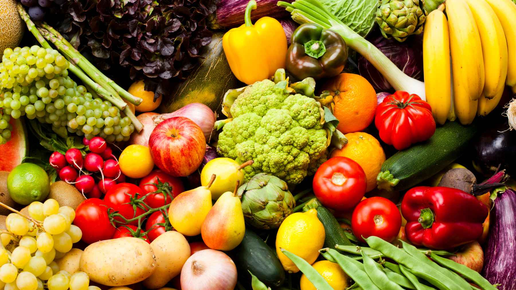 Variedad de frutas y verduras frescas analizadas por su contenido en residuos de pesticidas según un estudio científico de 2025