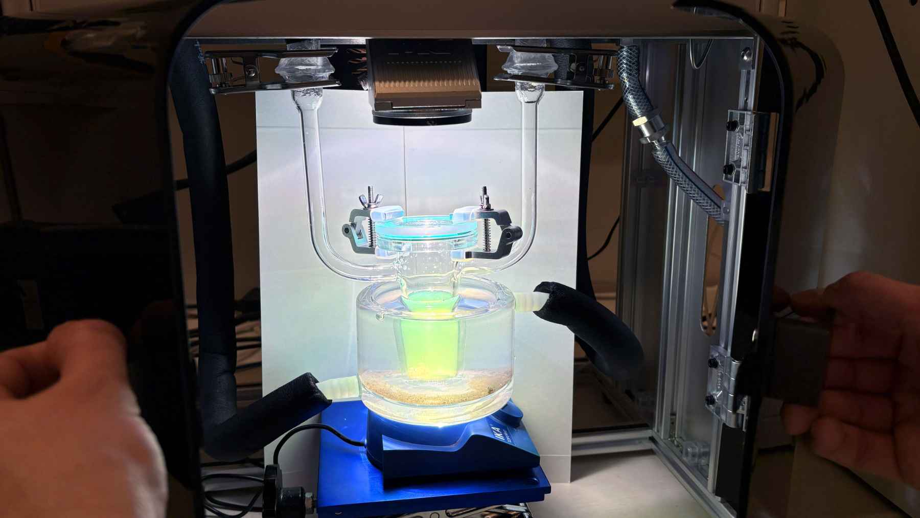 Reactor con nanopartículas poliméricas produciendo hidrógeno solar sin platino en la Universidad Tecnológica de Chalmers