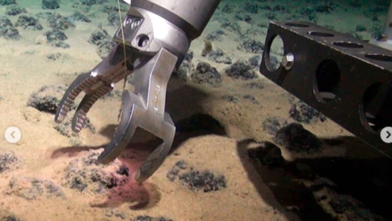 Brazo robótico del buque Chikyu tomando muestras del lecho marino a gran profundidad para buscar tierras raras