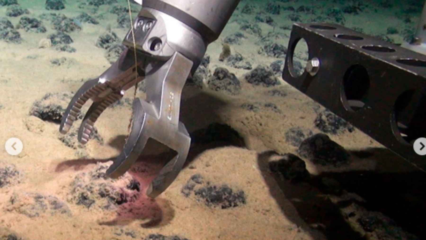 Brazo robótico del buque Chikyu tomando muestras del lecho marino a gran profundidad para buscar tierras raras