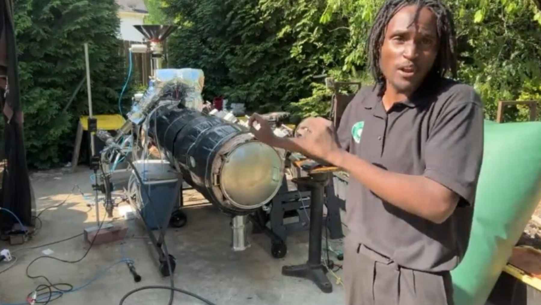 Julian Brown mostrando su dispositivo Plastoline, un reactor experimental para convertir plástico en combustible.