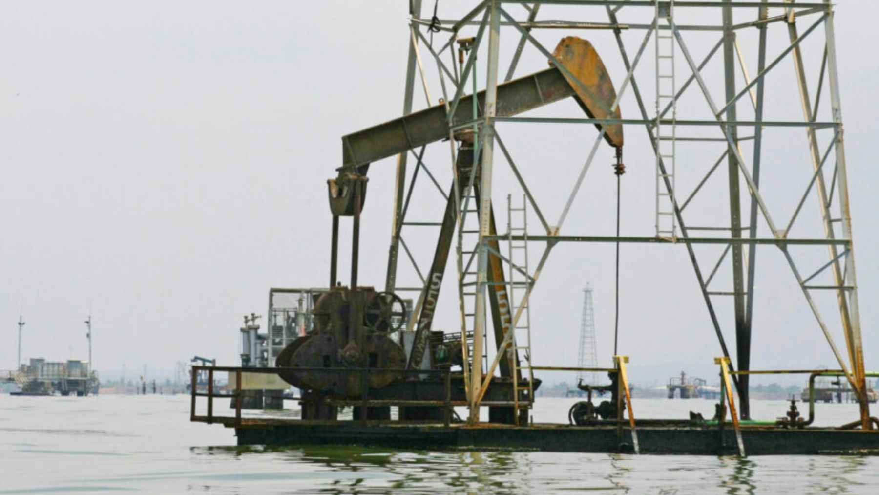 Infraestructura petrolera en el agua vinculada a emisiones de metano no declaradas detectadas por satélite