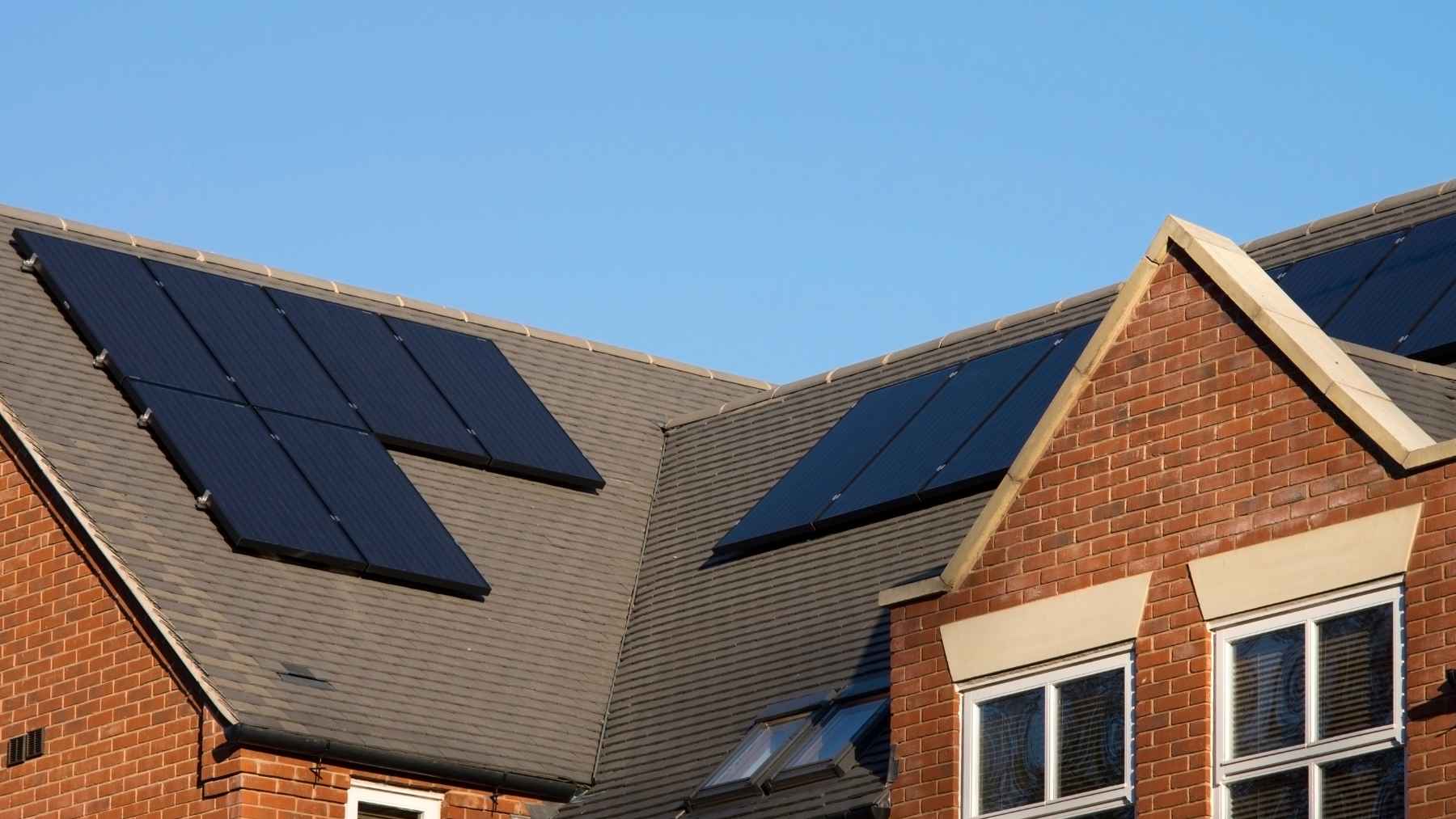 Paneles solares instalados en los tejados de viviendas residenciales