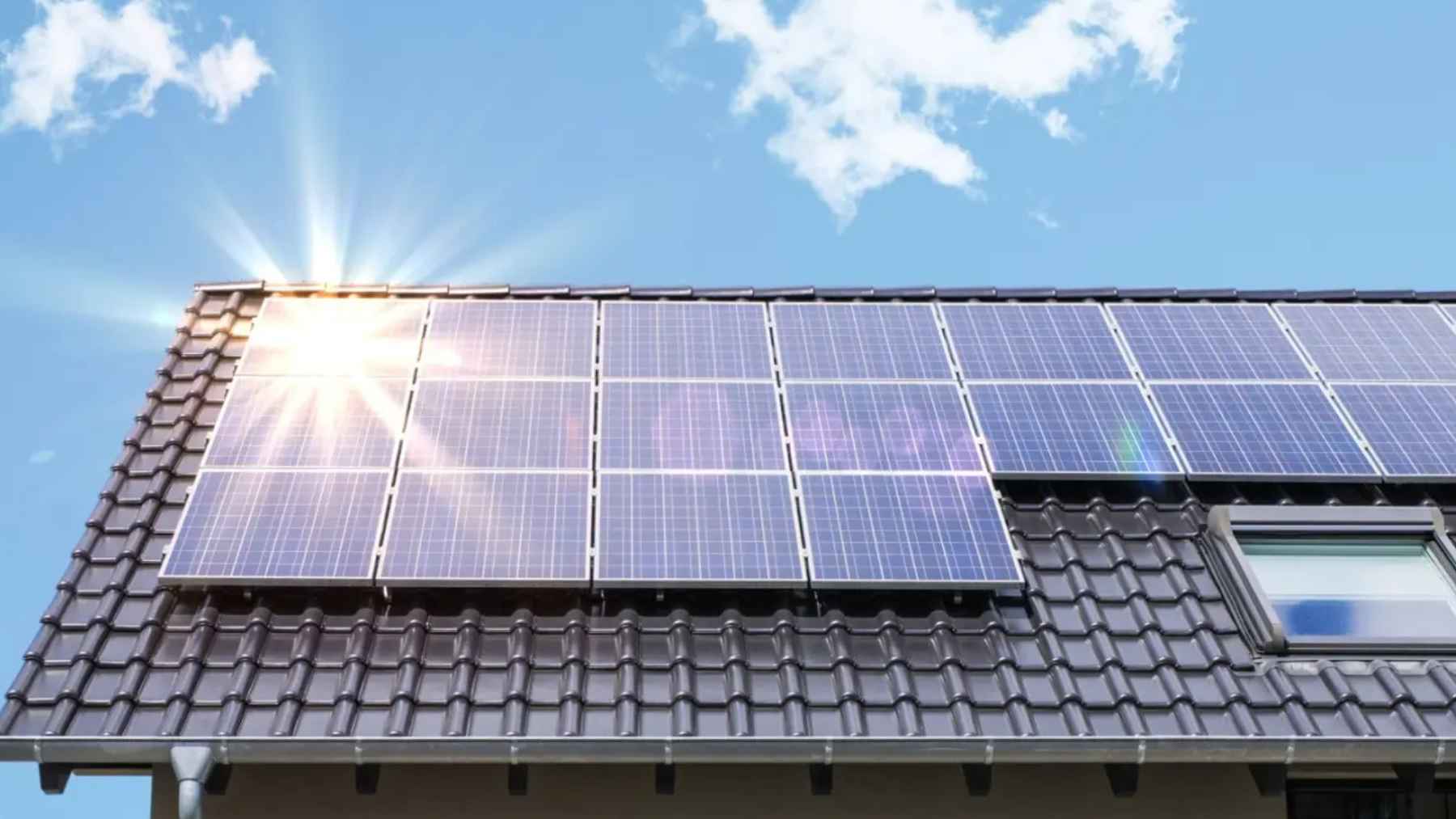 Paneles solares instalados en el tejado de una vivienda unifamiliar