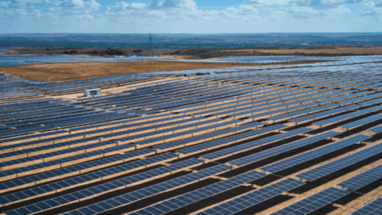 Parque fotovoltaico Dehesa Nueva del Rey con paneles solares en Toledo