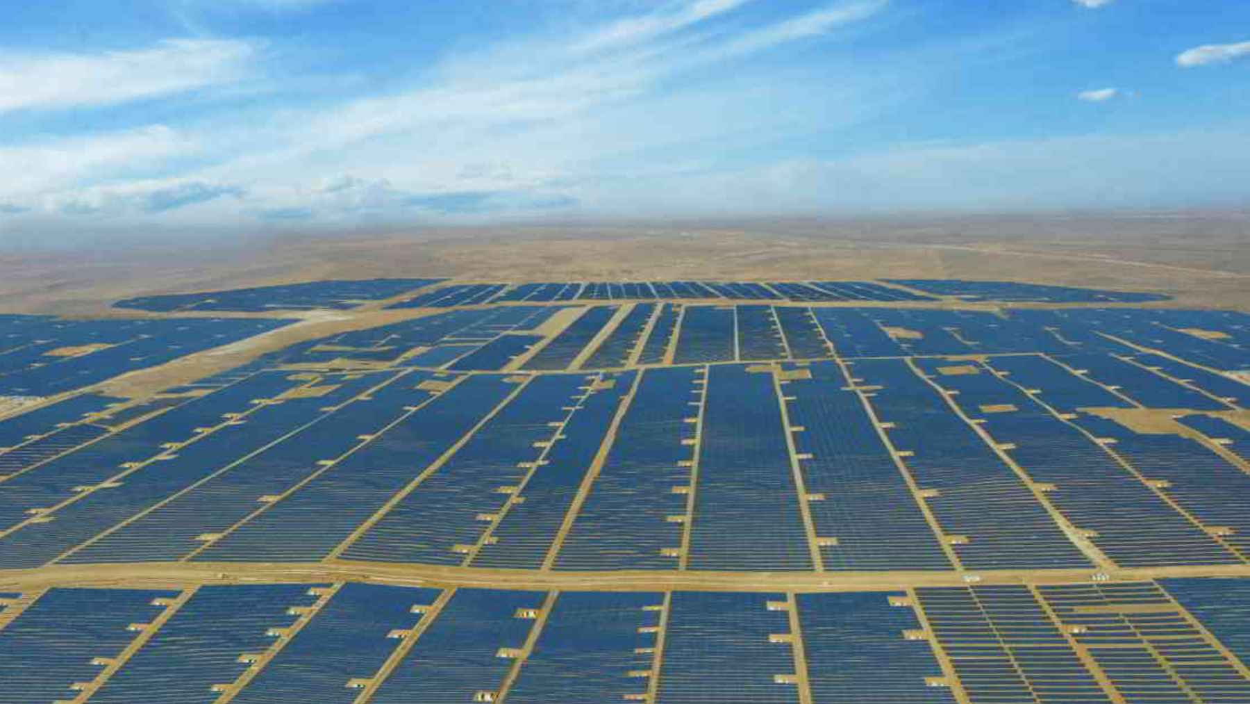 Parque solar gigante en el desierto de Qinghai (China) con filas de paneles fotovoltaicos vistos desde el aire