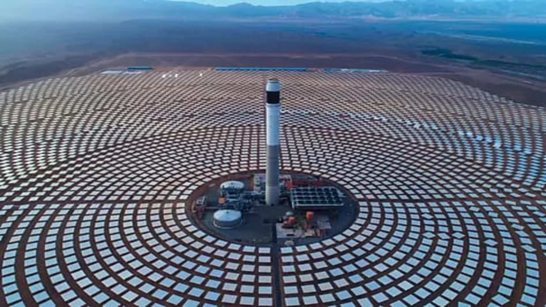 plantas termosolares con heliostatos captando la luz solar