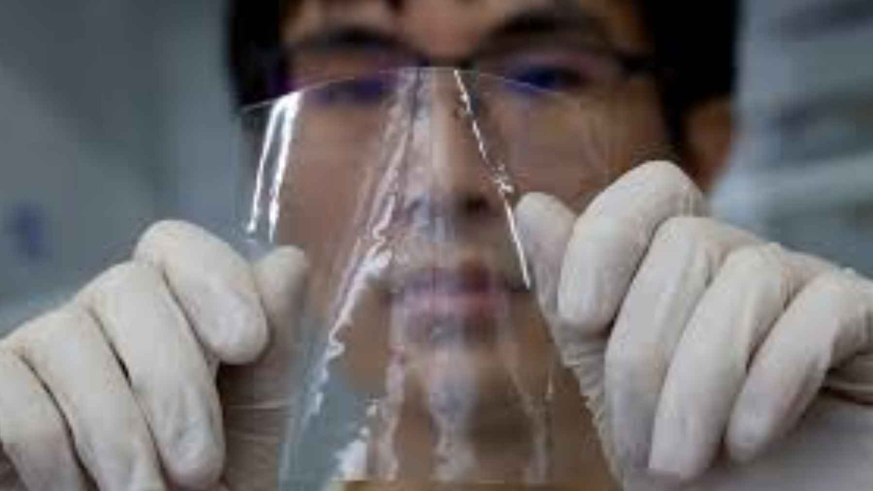 Investigador muestra un nuevo plástico vegetal biodegradable que se disuelve en agua de mar sin generar microplásticos
