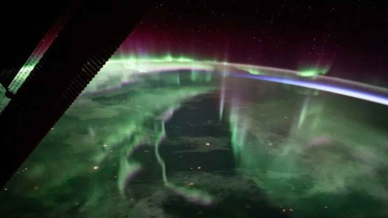 Aurora boreal vista desde la Estación Espacial Internacional sobre la Tierra