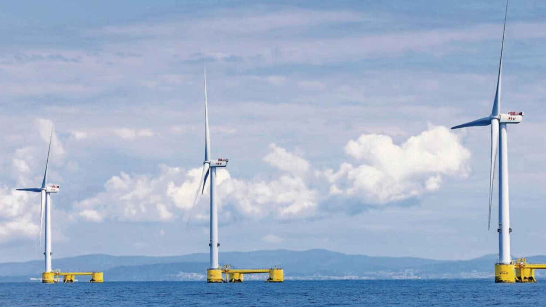 Aerogeneradores flotantes del parque WindFloat Atlantic frente a Viana do Castelo en Portugal