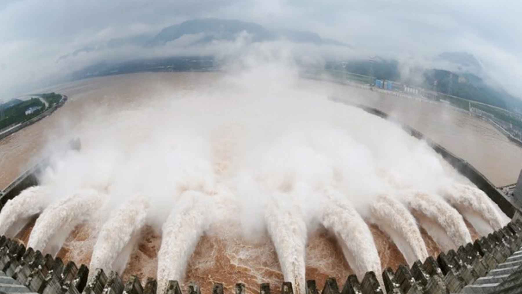 Aliviaderos abiertos en la presa de las Tres Gargantas expulsando agua y niebla sobre el río Yangtsé