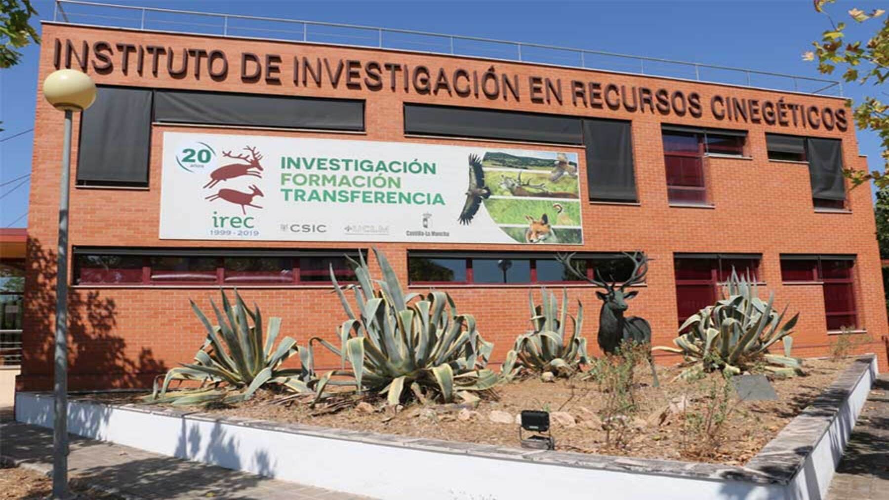 Científicos del IREC analizando fauna silvestre en un entorno natural