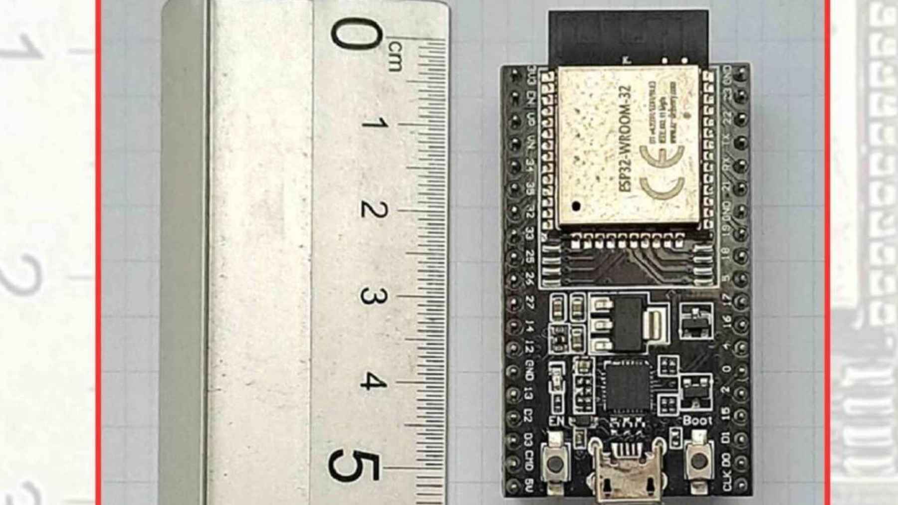 Placa ESP32 usada como módulo de IA en una boya para predecir floraciones de cianobacterias, junto a una regla