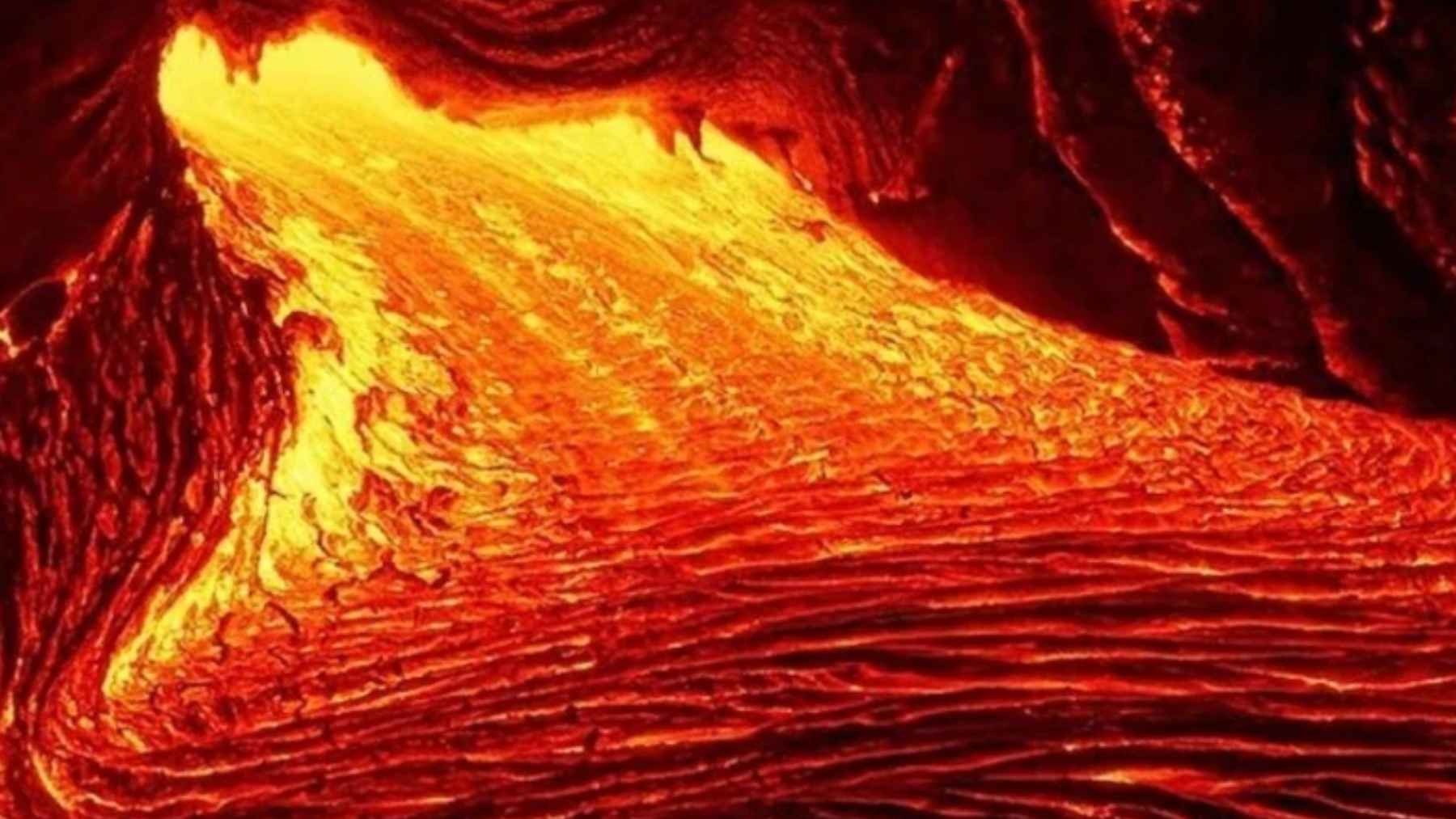 Colada de lava incandescente, imagen asociada a la actividad magmática bajo Italia y Grecia