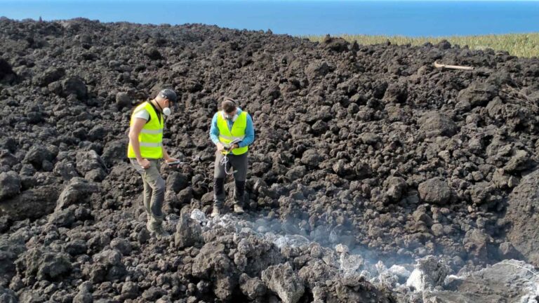 Erupción del volcán Tajogaite en La Palma con columna de lava y cenizas durante la crisis de 2021