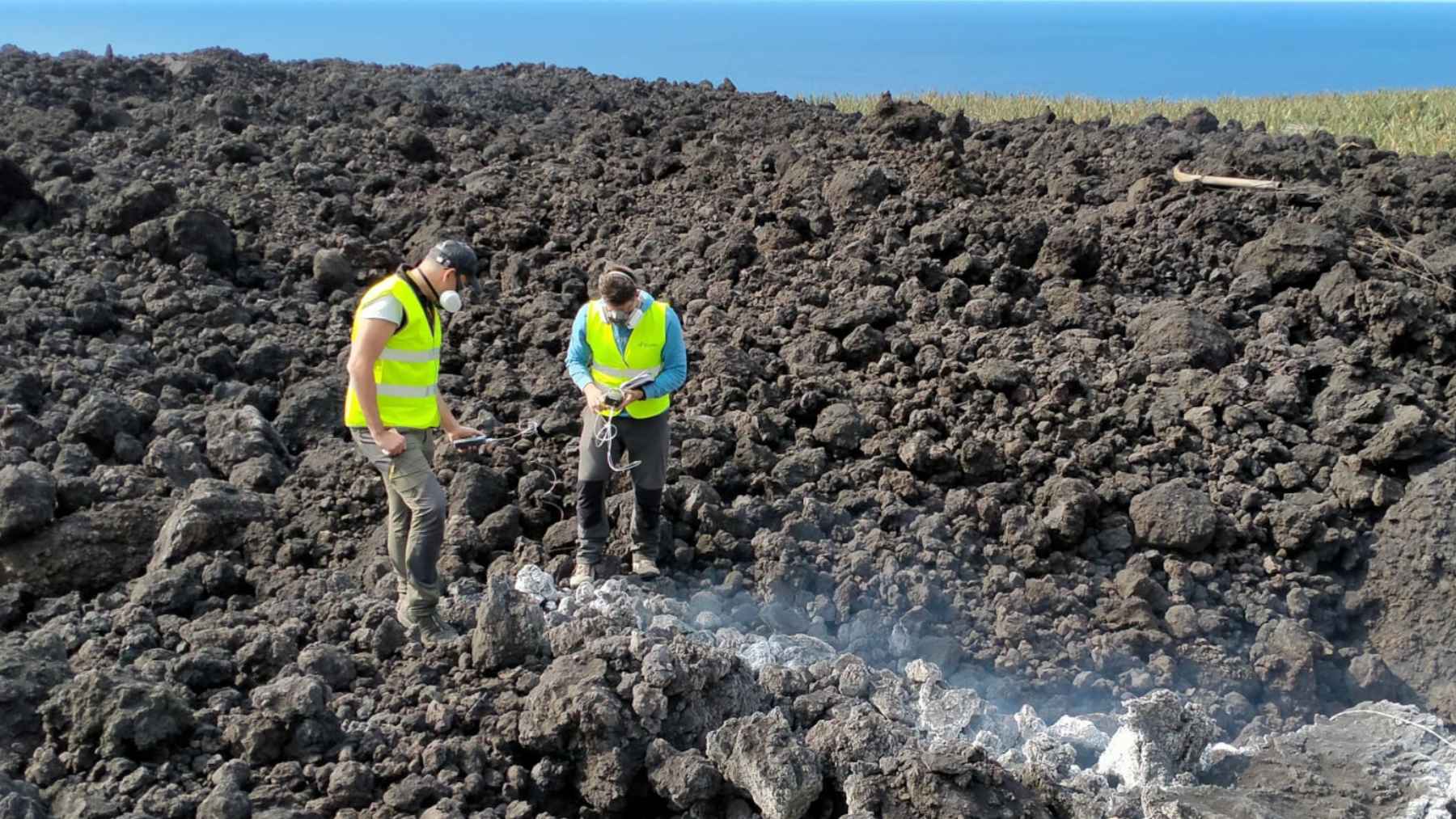 Erupción del volcán Tajogaite en La Palma con columna de lava y cenizas durante la crisis de 2021