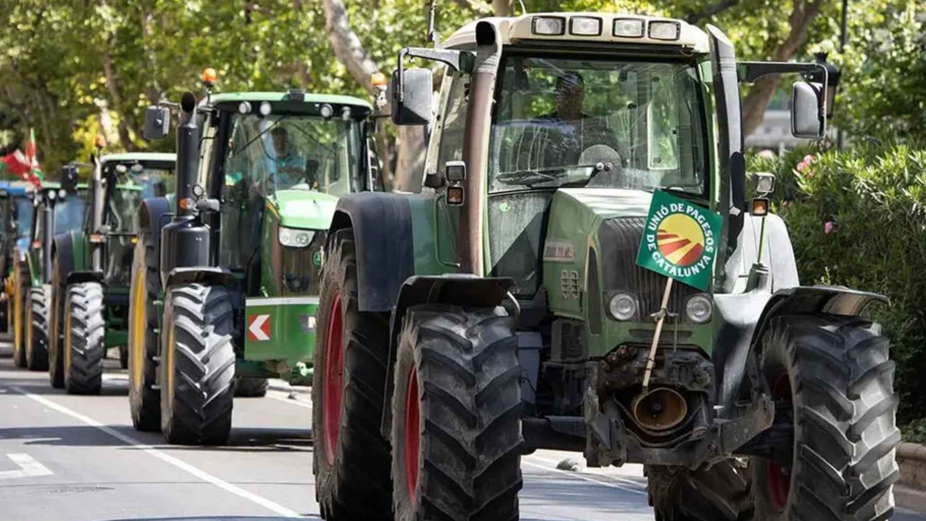 Tractores en caravana durante una protesta agraria contra Mercosur y los recortes de la PAC en España