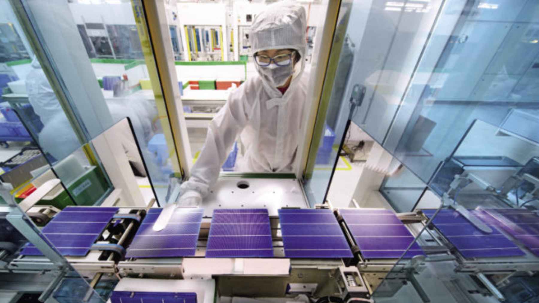 Técnico inspecciona células solares en tándem de alta eficiencia en fábrica de Trina Solar