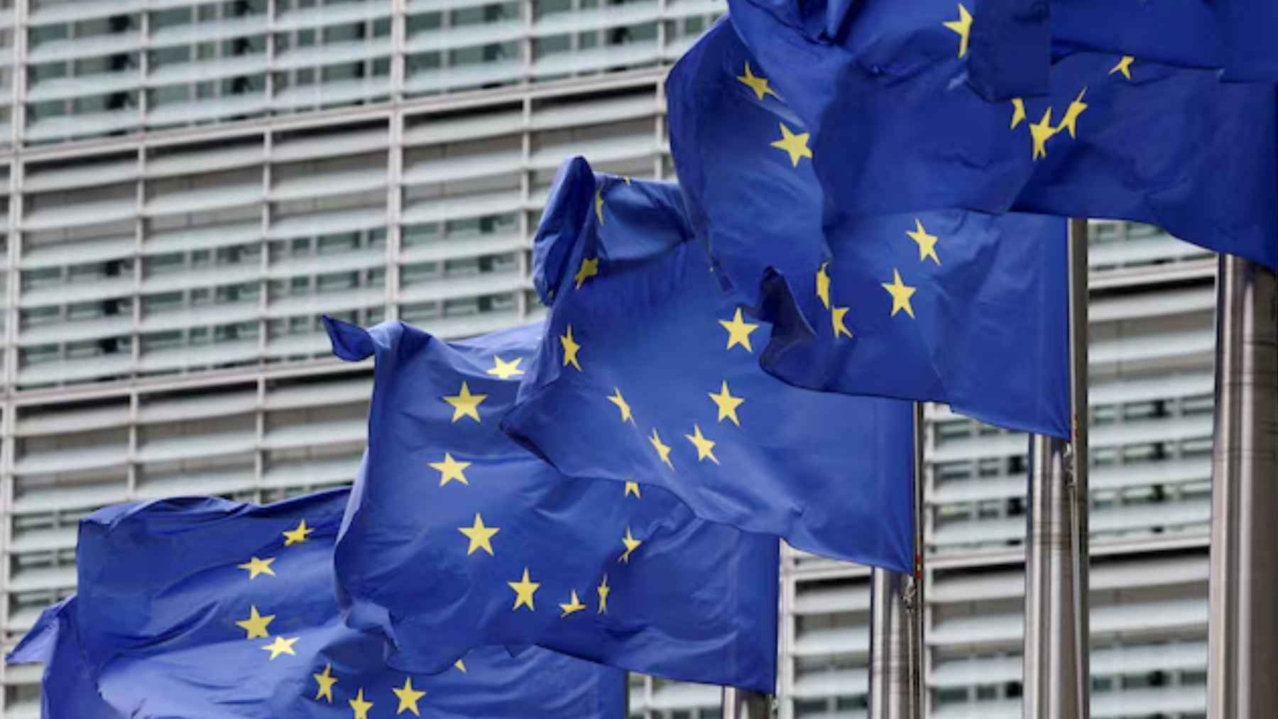 Banderas de la Unión Europea ondeando frente a la sede de la Comisión Europea en Bruselas