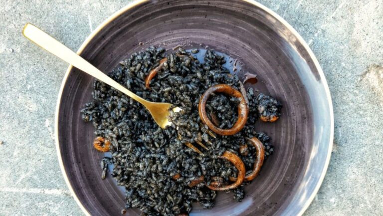 Arroz ecológico negro con calamar y gambas