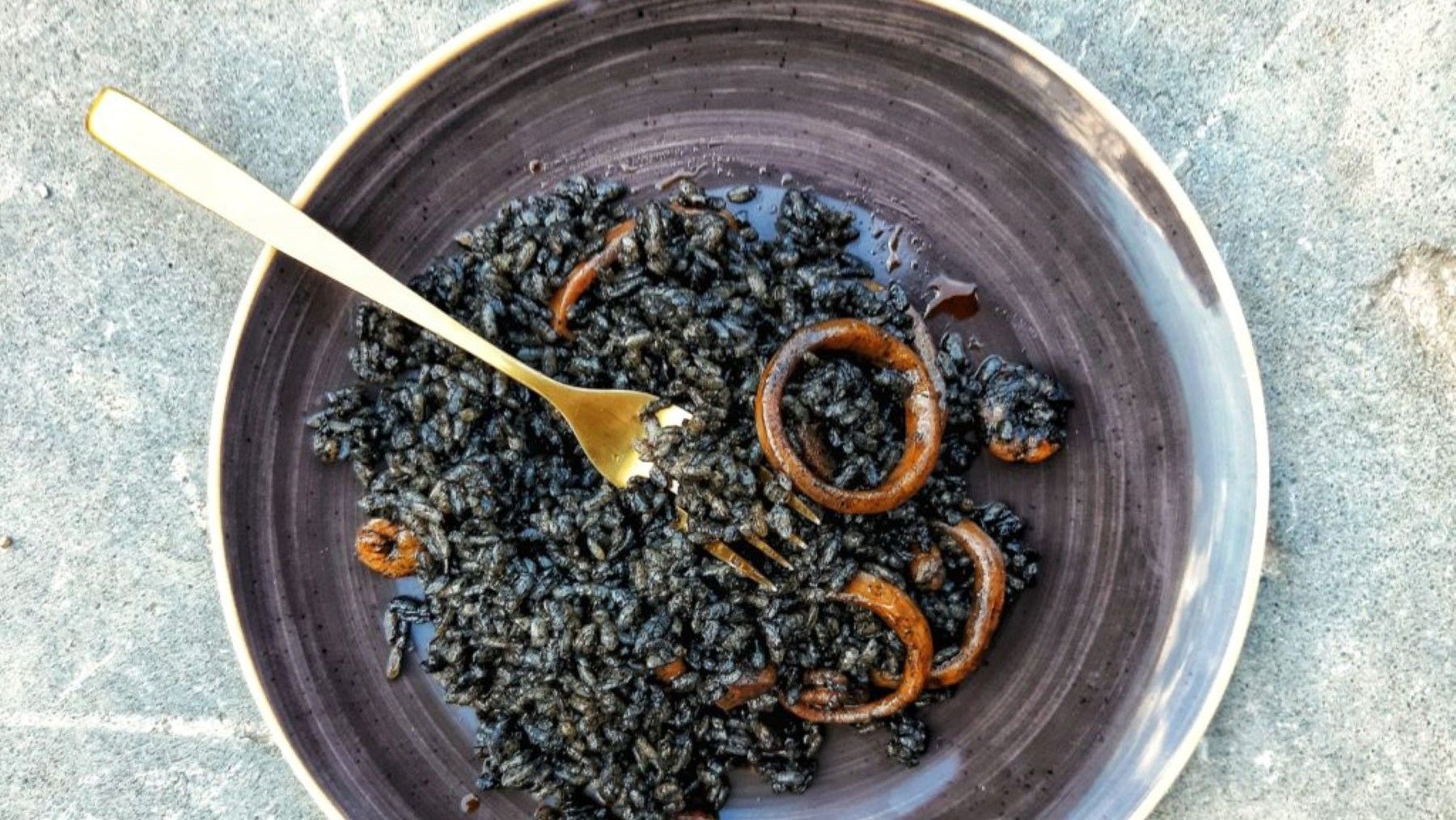 Arroz ecológico negro con calamar y gambas