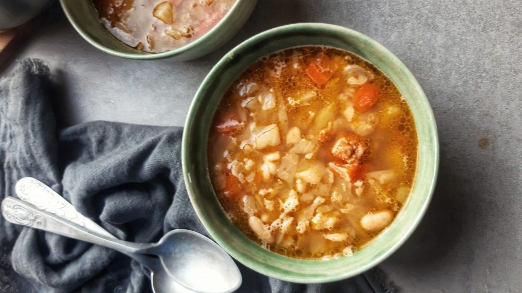 Caldo blanco gallego con repollo ecológico tradicional