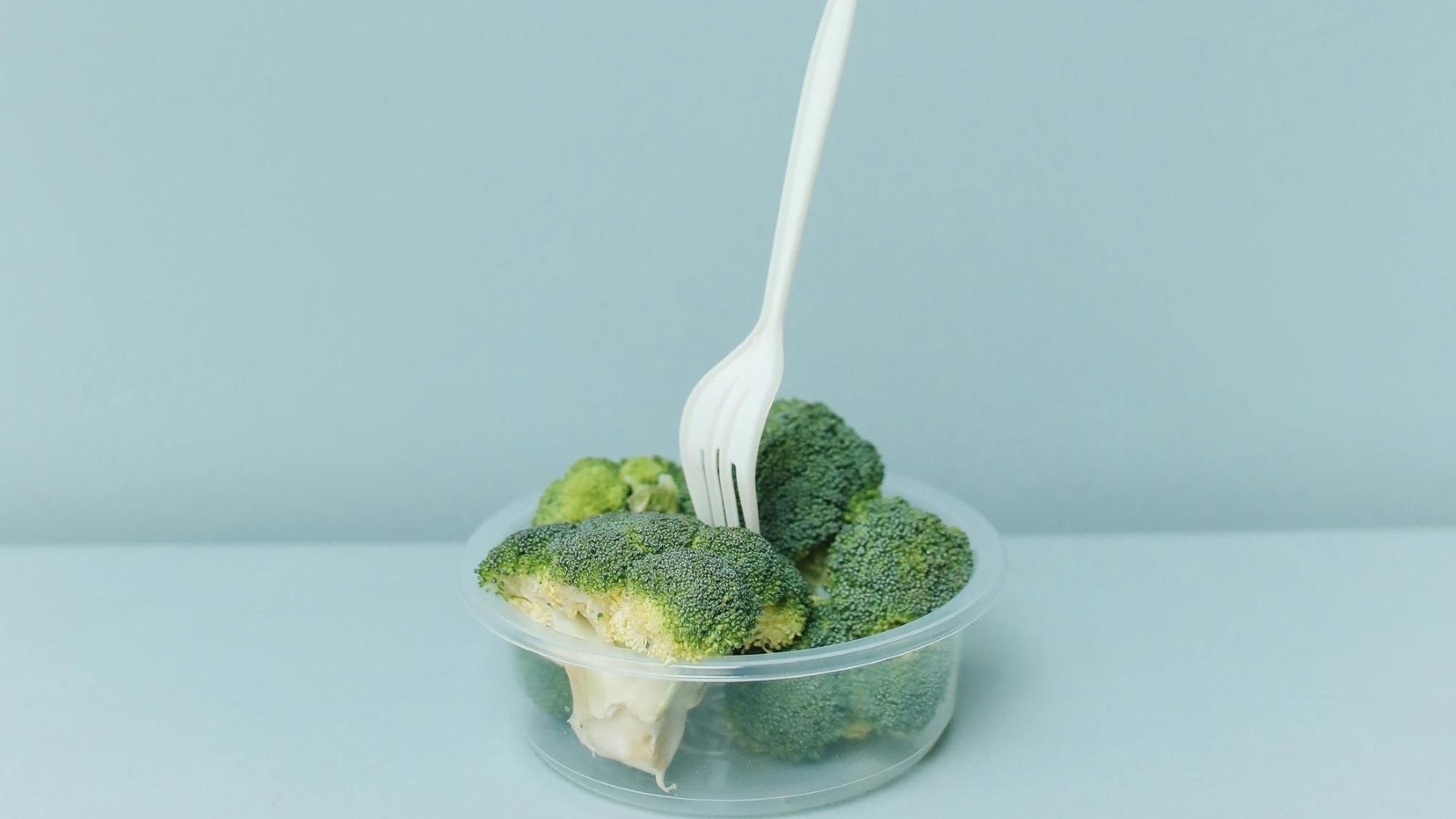 Calentar comida en plástico libera microplásticos y sustancias tóxicas según estudios científicos