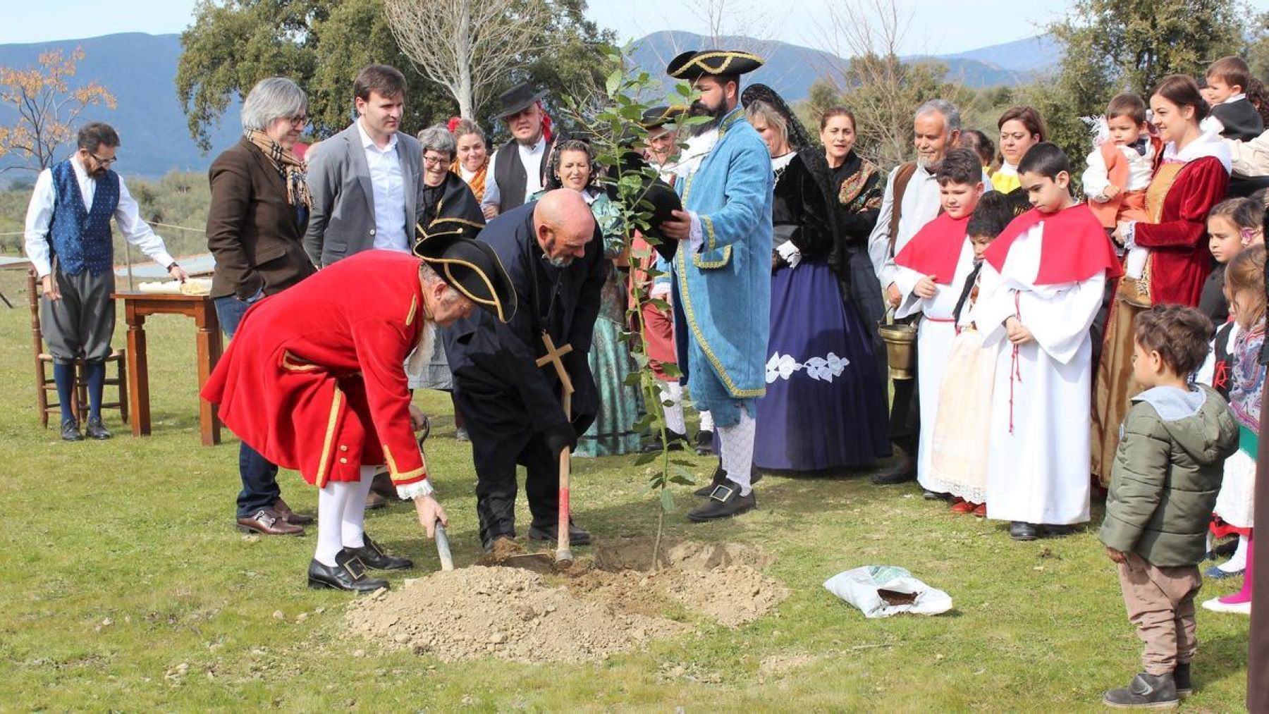 Fiesta del Árbol con plantación tradicional en Villanueva de la Sierra