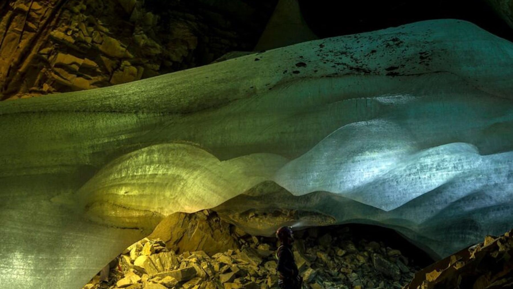Depósito de hielo milenario en una cueva del Pirineo en retroceso acelerado