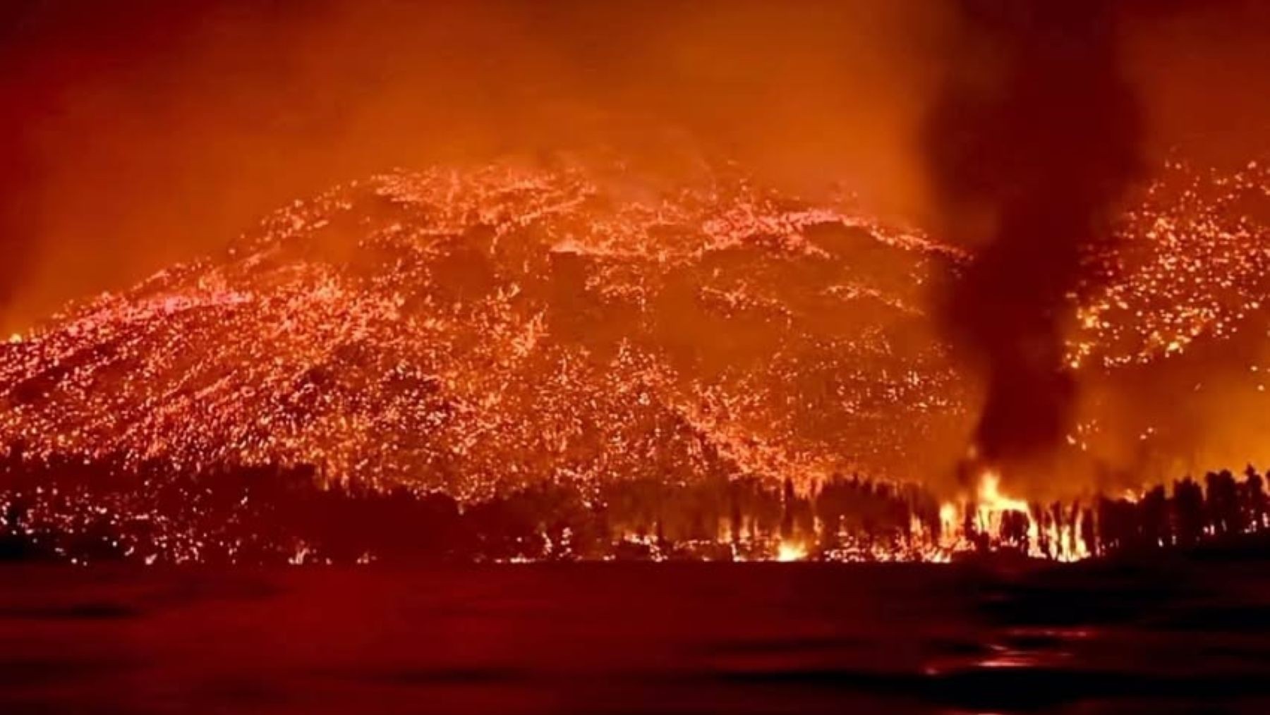 Incendios en la Patagonia argentina con brigadistas combatiendo el fuego