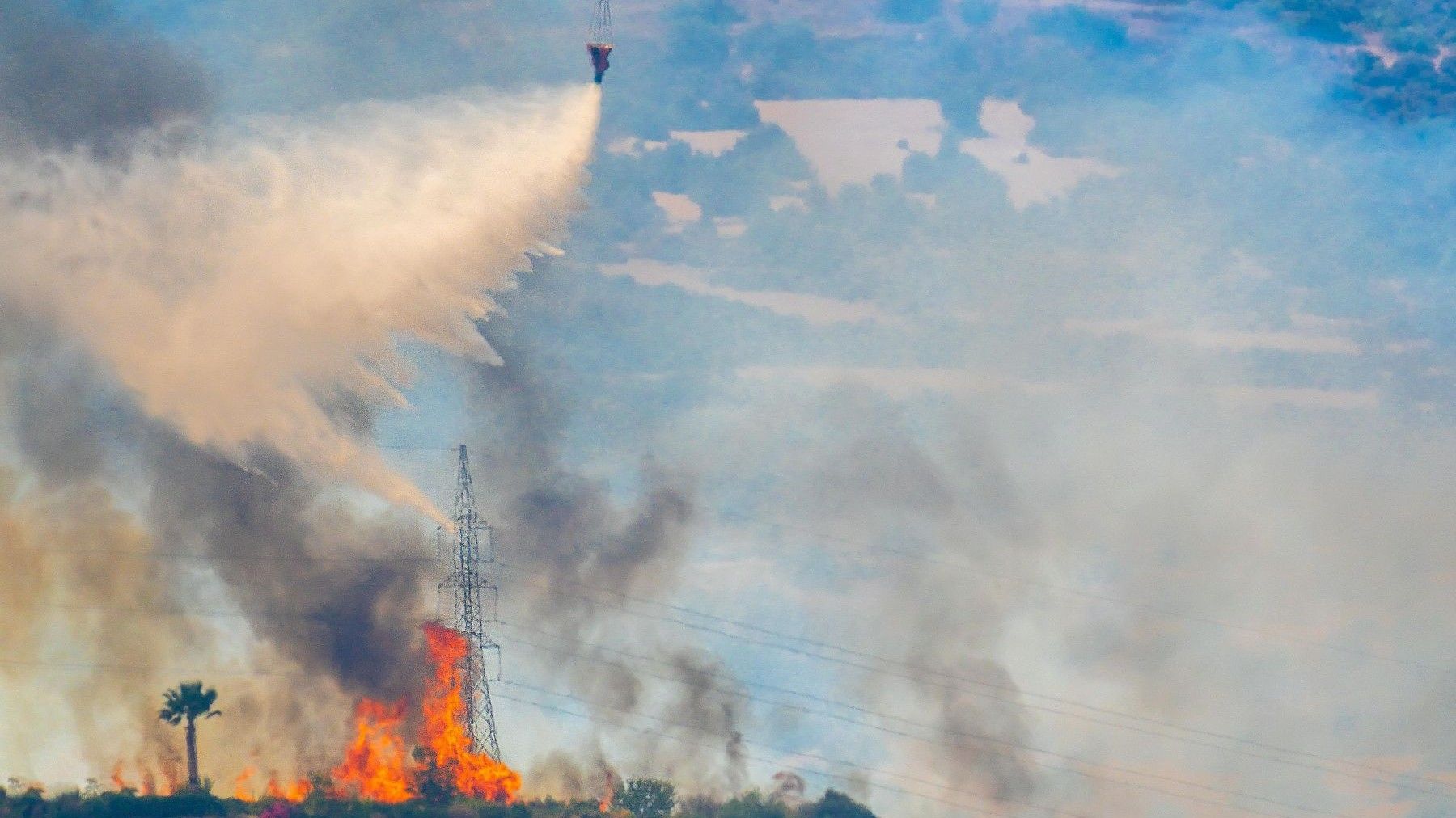 Incendios forestales en la Patagonia argentina con columnas de humo y paisaje devastado