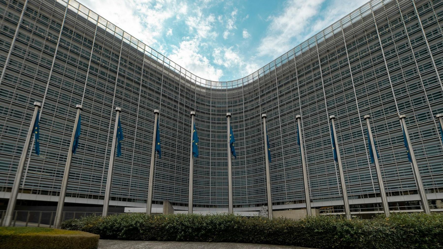 Edificio de la Comisión Europea en Bruselas en el contexto de nuevas normas sobre inversión extranjera en sectores industriales estratégicos