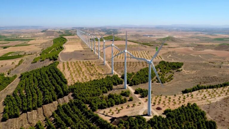 Parque eólico repotenciado con nuevos aerogeneradores y sistema de baterías