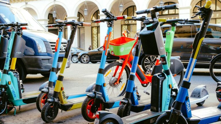 Micromovilidad eléctrica en Sevilla con patinetes y motos en uso urbano