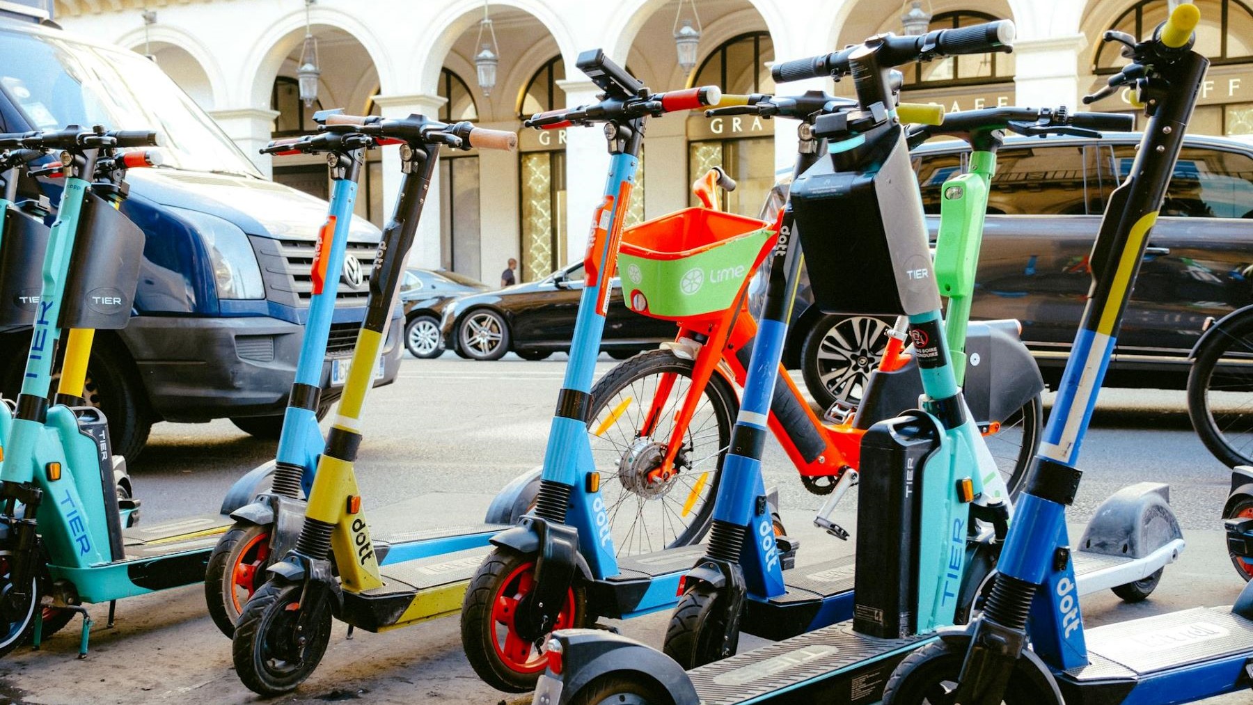 Micromovilidad eléctrica en Sevilla con patinetes y motos en uso urbano