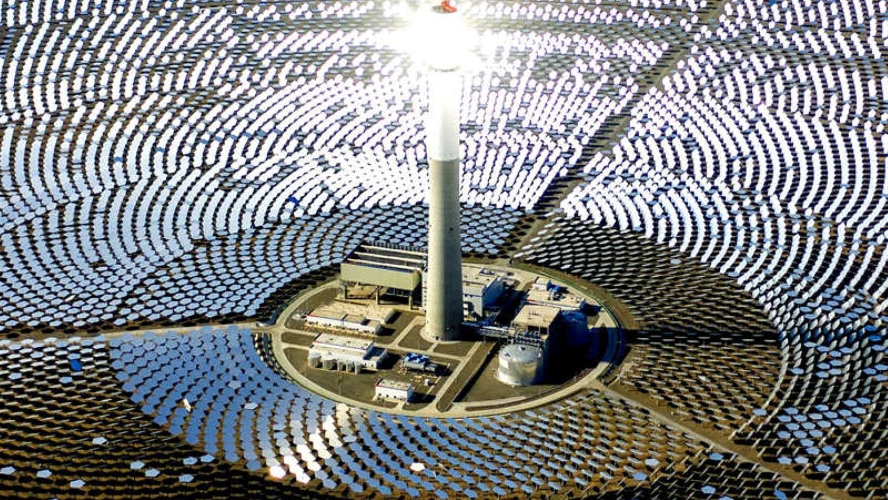 Instalación termosolar generando energía renovable con almacenamiento térmico