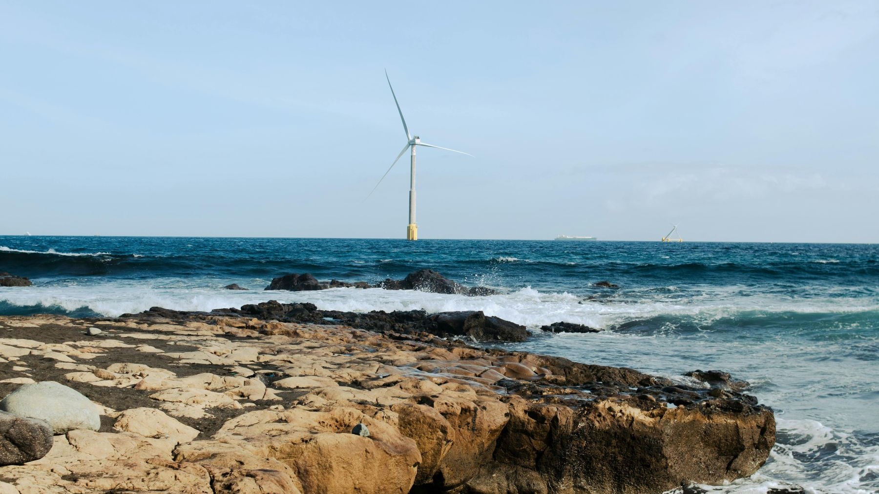 Eólica marina flotante en aguas profundas preparada para futuras subastas