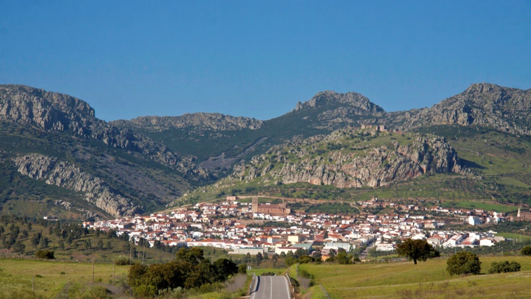 Ecologistas denuncian vuelos de helicóptero en la Sierra Grande de Hornachos en plena cría de aves