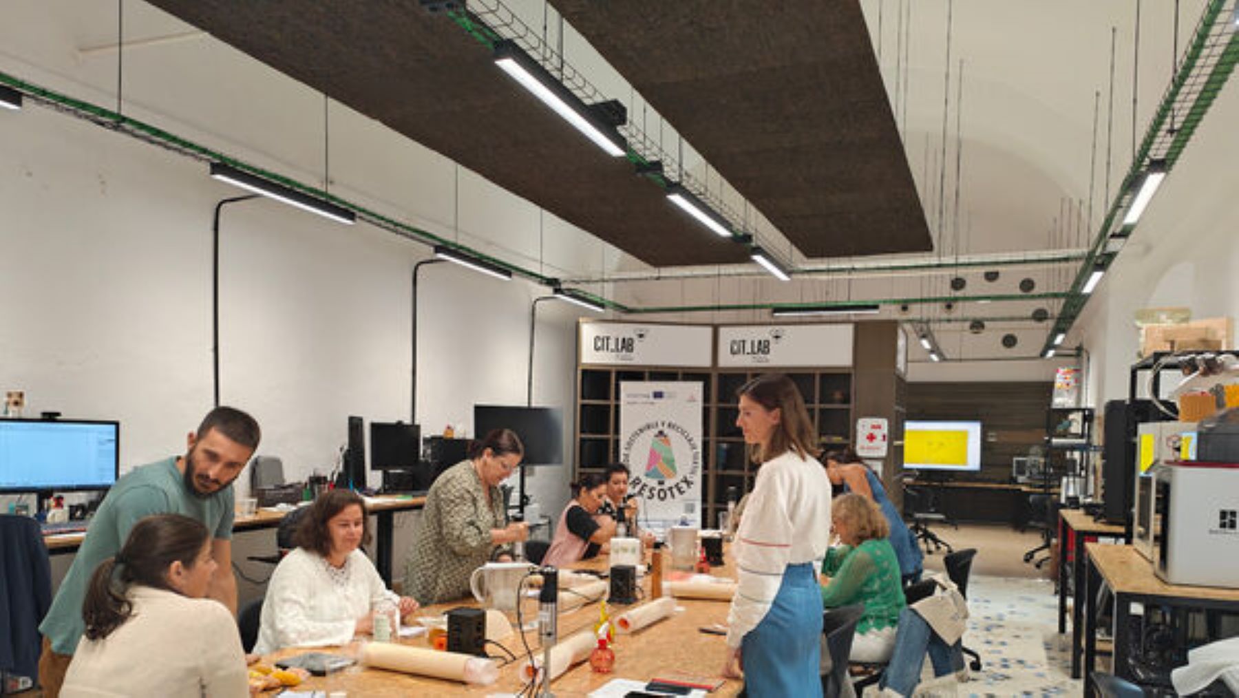 Laboratorio Textil Ecológico participantes en un taller de moda sostenible del proyecto Resotex