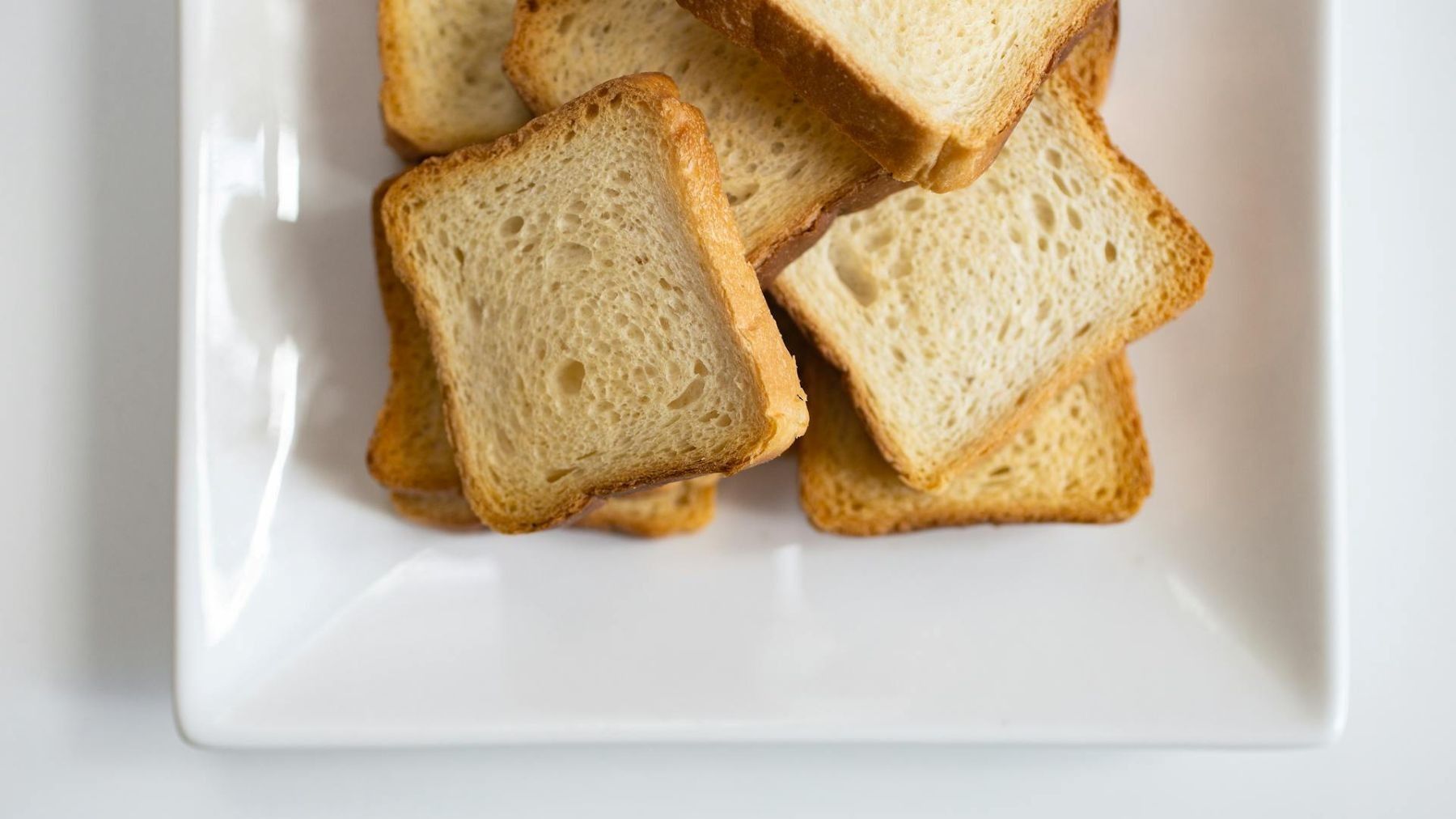 Pan tostado integral y crackers saludables