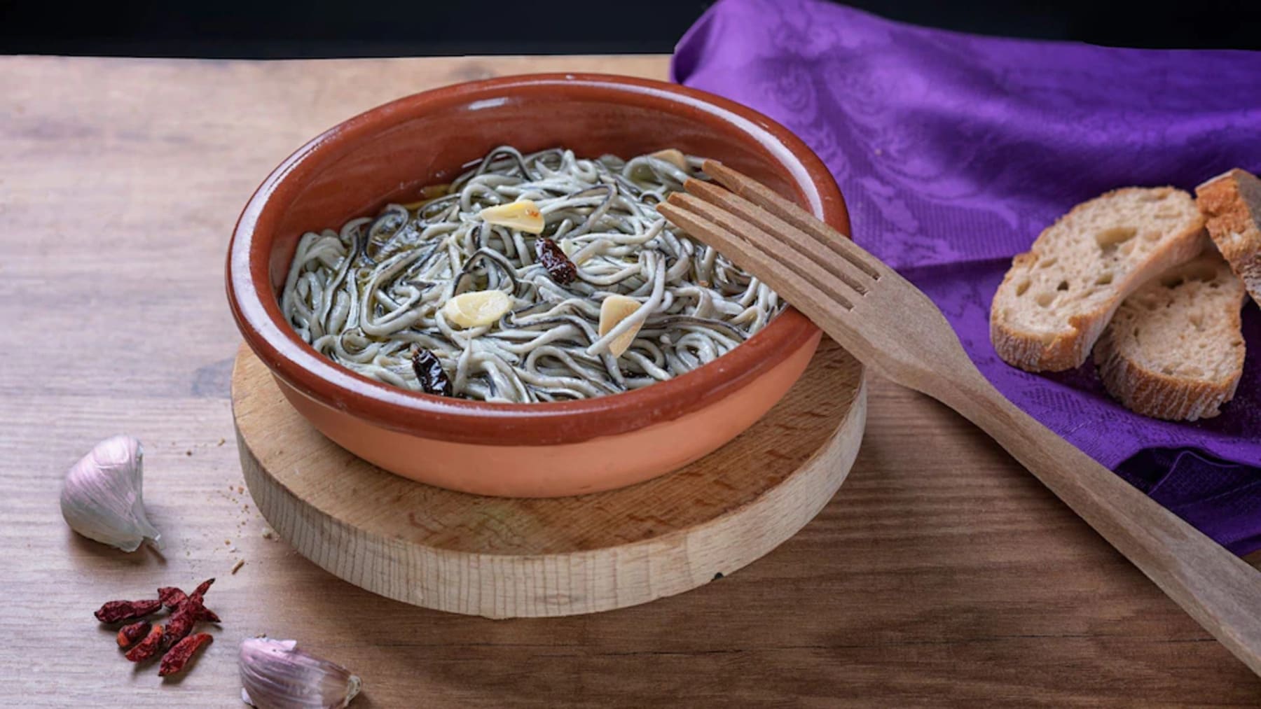 La anguila europea está en peligro crítico de extinción mientras se comercializan angulas