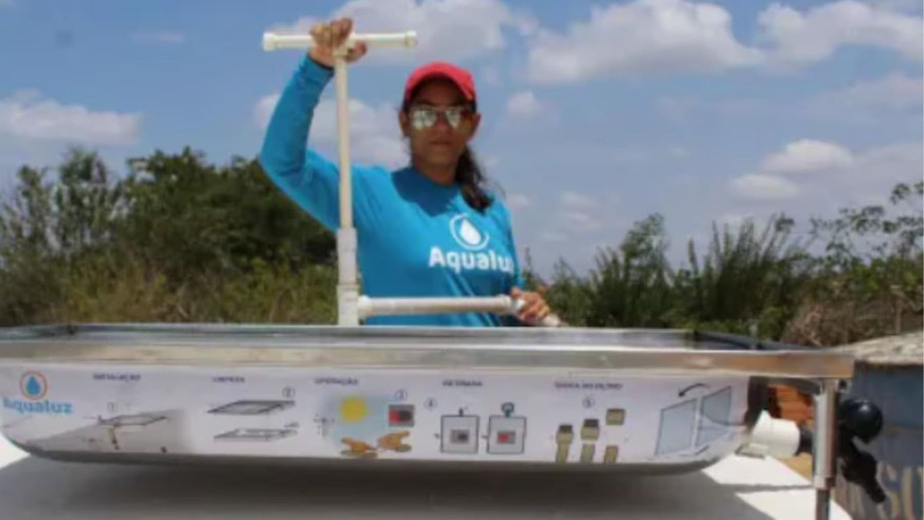 Anna Luísa Beserra junto al sistema Aqualuz para desinfectar agua con energía solar en Brasil.