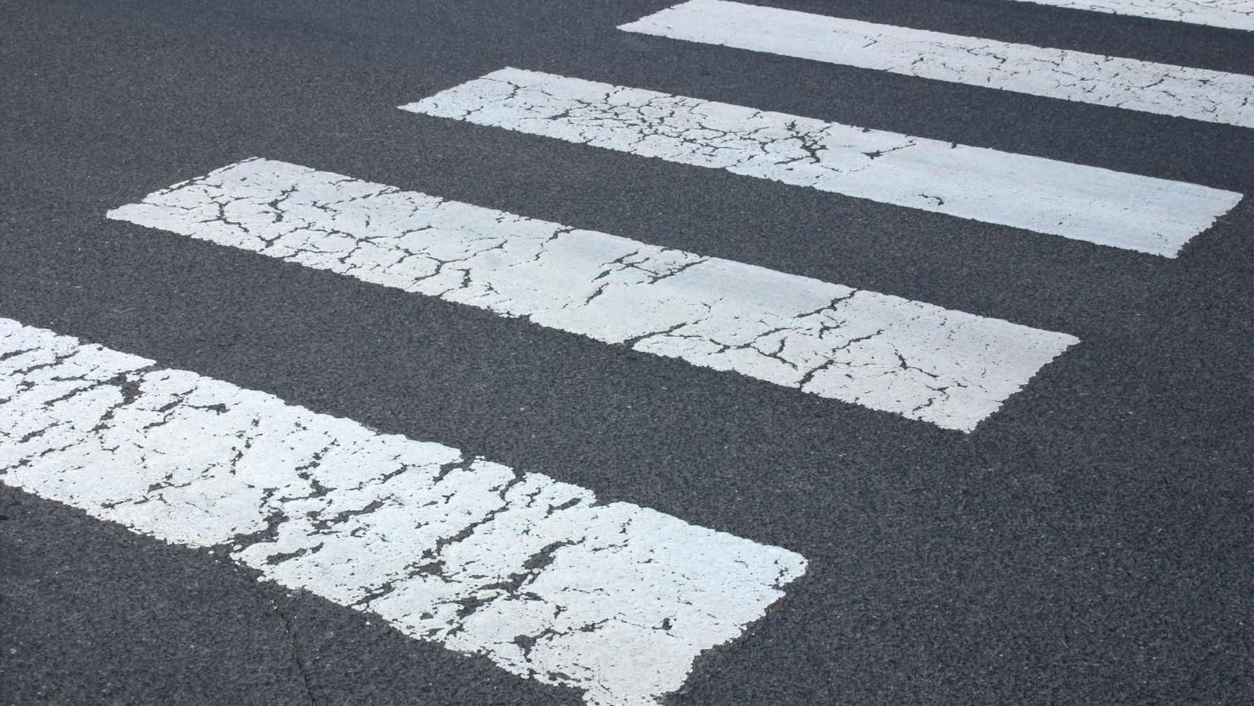 Paso de peatones en ciudad relacionado con estudio sobre atropellos y coches eléctricos.