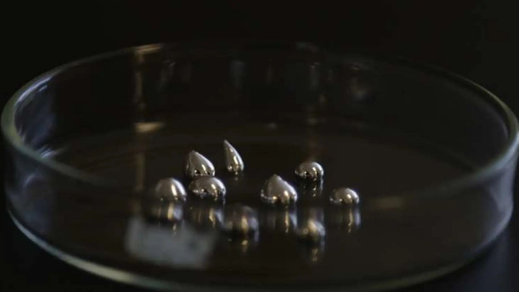 Galio líquido reaccionando en agua para producir hidrógeno limpio con luz solar.