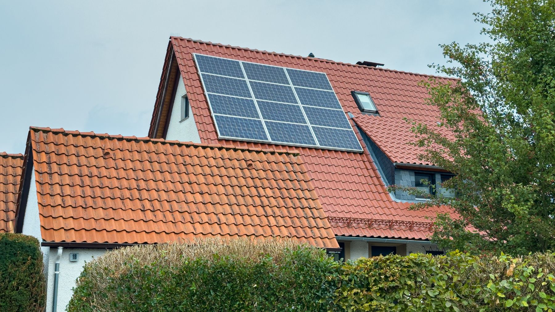 Vivienda unifamiliar con paneles solares fotovoltaicos instalados en el tejado.