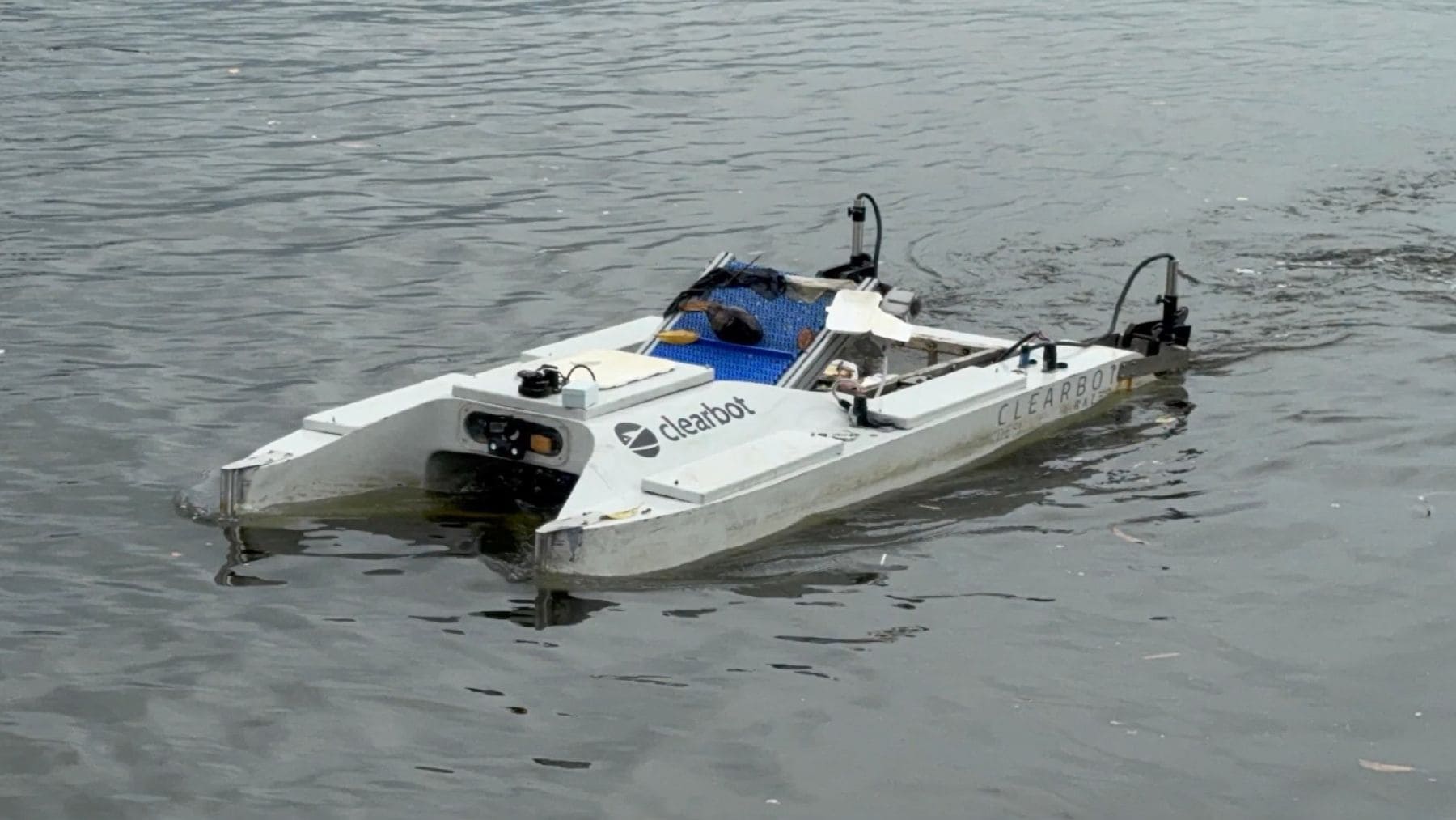 Barco autónomo eléctrico de Clearbot recogiendo basura flotante con inteligencia artificial.